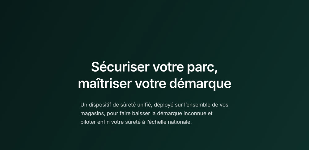 Projizierte Präsentationsunterlage: große Titelfolie in den Farben des Kunden, Navigation 1 von 8